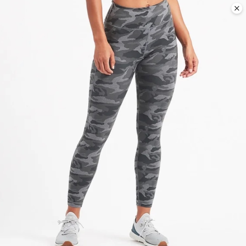 Vuori Caspian 7/8 Leggings - Heather Grey Camo EUC!